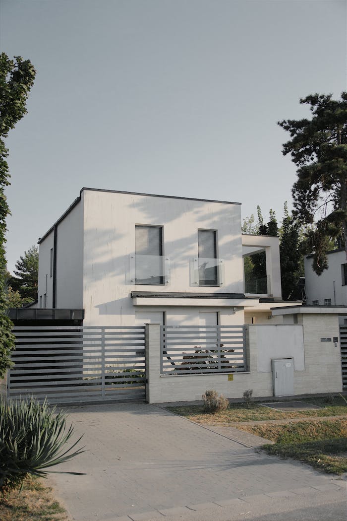 gallery-5 Elegant minimalist architecture of a modern home in Hungary, surrounded by nature.